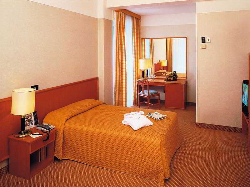 רימיני Hotel Tiberius מראה חיצוני תמונה